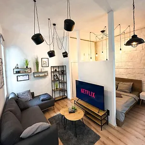 Apartment Urban With Private Garden Near Andrassy, Budapest